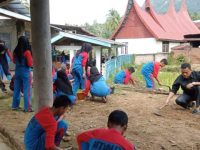 Kegiatan Thaharah Mesjid dan Mushalla Dalam Menyukseskan Program Gemarindu Kanwil Kementrian Agama Propinsi Sumatera Barat MTsN 13 Tanah Datar Bersama KUA Kecamatan Padang Ganting