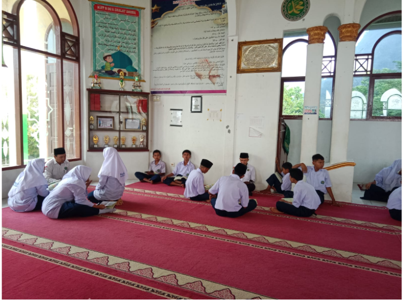 Tingkatkan Kualitas Generasi Muda, KUA Padang Ganting dan MTsN 13 Tanah Datar Jalin Kolaborasi Lewat Program “Penyuluh Masuk Madrasah”