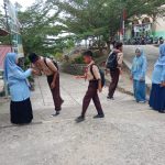 Membangun karakter religius dan ramah MTsN 13 Tanah datar awali hari dengan menyambut siswa sholat dhuha dan tadarus rutin