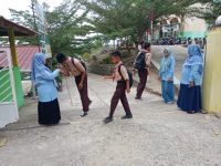 Membangun karakter religius dan ramah MTsN 13 Tanah datar awali hari dengan menyambut siswa sholat dhuha dan tadarus rutin