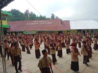 Tingkatkan Kedisiplinan dan Kebugaran, MTsN 13 Tanah Datar Gelar Sholat Dhuha Berjamaah dan Senam Anak Indonesia Hebat