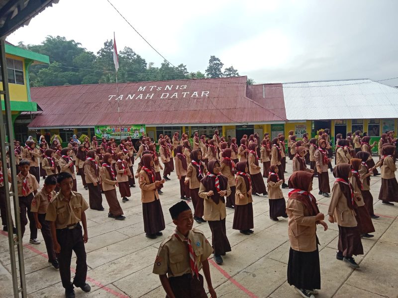Tingkatkan Kedisiplinan dan Kebugaran, MTsN 13 Tanah Datar Gelar Sholat Dhuha Berjamaah dan Senam Anak Indonesia Hebat
