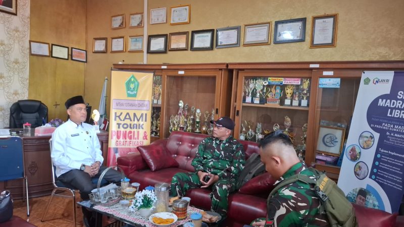Kepala MTsN 13 Tanah Datar Terima Kunjungan Danramil 0307 Tanjung Emas–Padang Ganting, Perkuat Kerja Sama Pembinaan Disiplin dan Mental Siswa