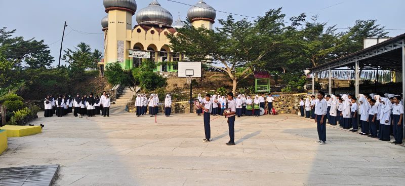 Tingkatkan Disiplin Jelang Full Day School, Kelas 9B Sukses Jadi Pelaksana Upacara Bendera di MTsN 13 Tanah Datar