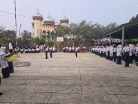 TETAP SEMANGAT UPACARA BENDERA DI TENGAH KABUT ASAP, MTsN 13 TANAH DATAR GELAR RAPAT EVALUASI RUTIN