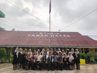 Semangat Membara, MTsN 13 Tanah Datar Gelar Upacara Hari Kesaktian Pancasila dengan Busana Adat Muslim