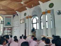 Awali Jumat dengan Semangat, MTsN 13 Tanah Datar Gelar Muhadharah dan Kokurikuler di Tengah Kabut Asap